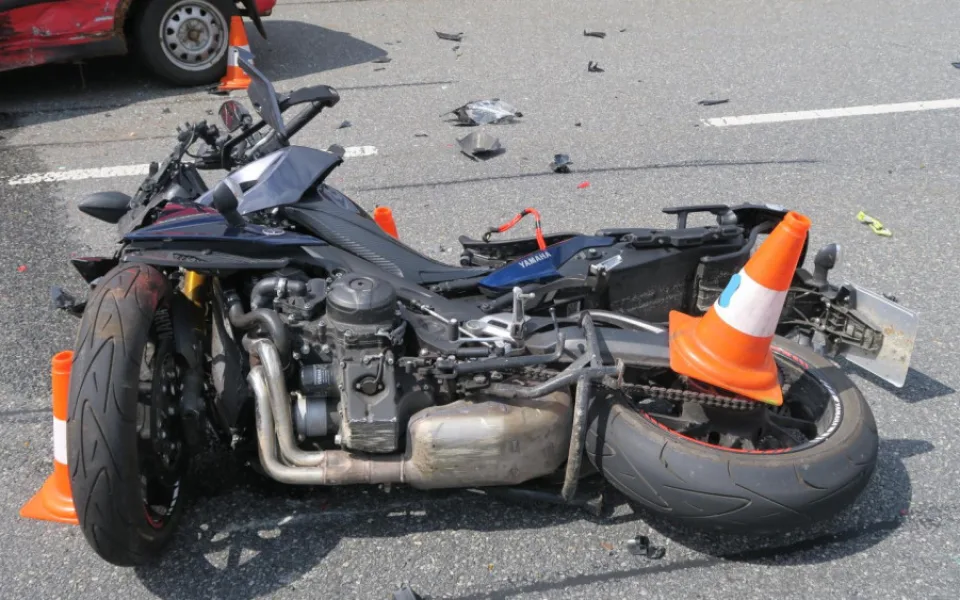 Řidič nedal přednost motorkáři a srazil ho. Do nemocnice muže transportoval vrtulník