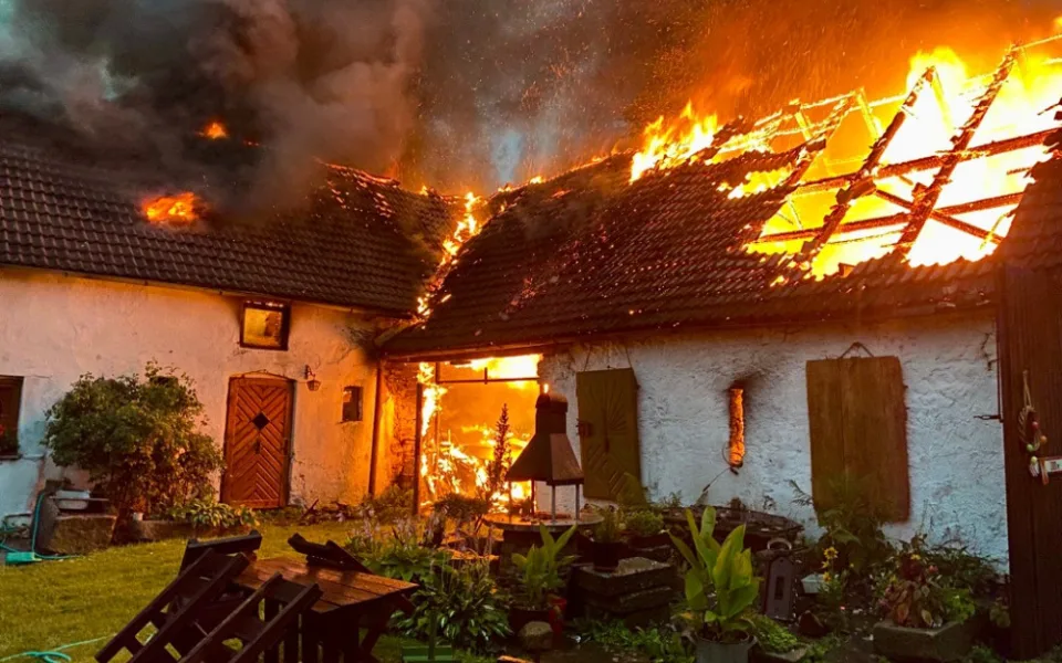 Při bouřce uhodil do stodoly ve Zvíkově blesk. Požár způsobil téměř milionovou škodu