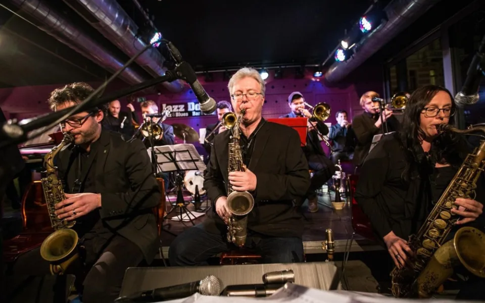 Na jazzovém festivalu nemůže chybět big band, proto letos přijal pozvání na hlavní scénu Jazz Dock Orchestra