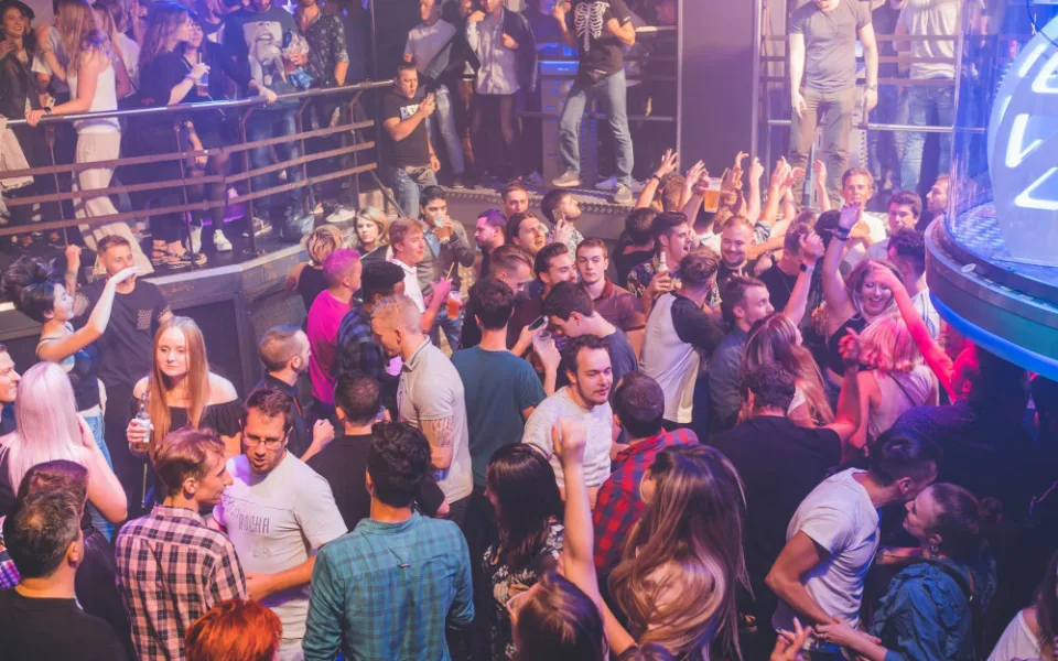 Od srpna může na akce více lidí. Očkovaní mohou tancovat