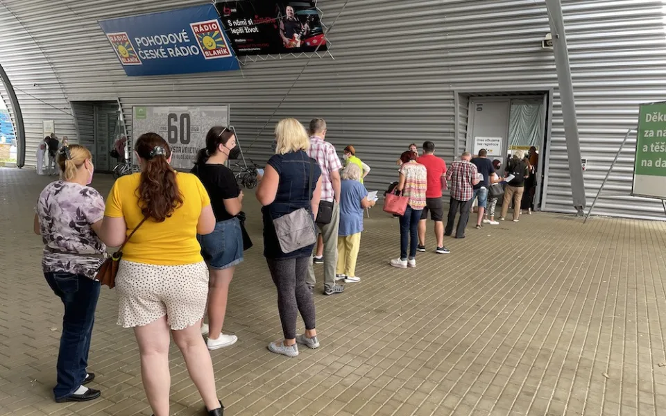 V Budějcích začalo očkování bez registrace. Lidé se u vstupu scházeli s hodinovým předstihem.
