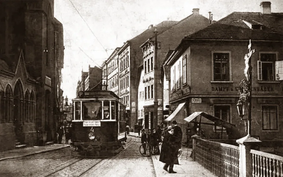 Pohled do Vídeňské ulice směrem do centra po roce 1908. (Někdejší autor snímku si jistě počkal na tramvaj.