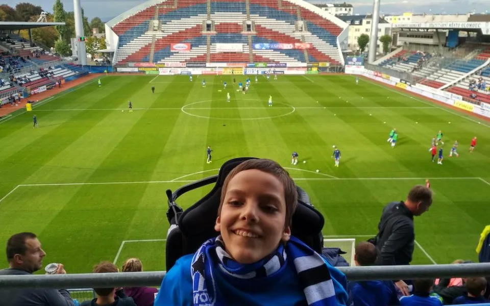 Přidušení miminka při porodu změnilo rodině život. Pomoci v těžké situaci teď může každý