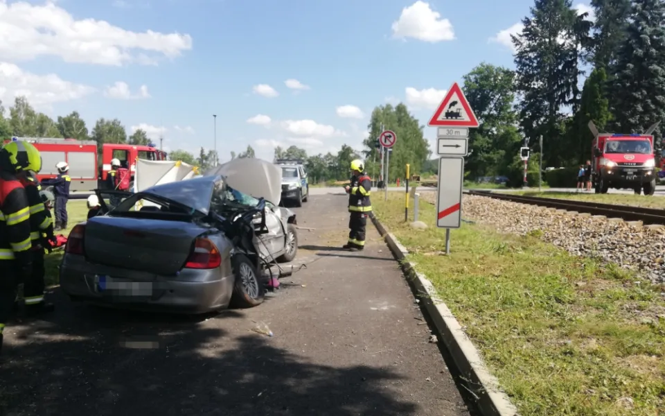 V Holubově se srazil vlak s autem. Dvě děti a řidič jsou zraněni