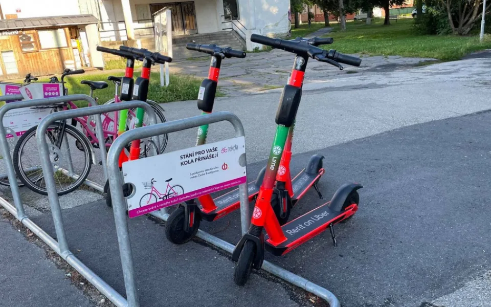 Koloběžky, kam se podíváš. Vedení města nešetří kritikou na provozovatele sdílených koloběžek.