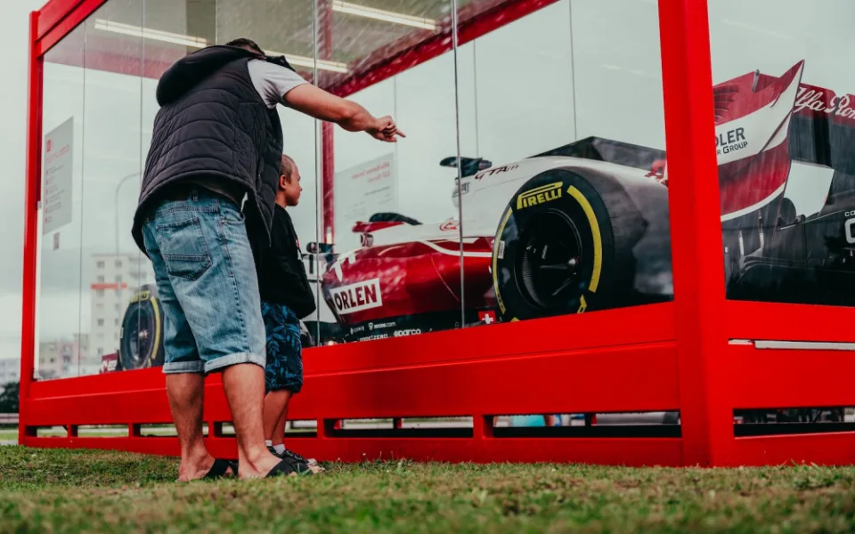 V Budějcích vystavuje stáj Alfa Romeo monopost z formule 1