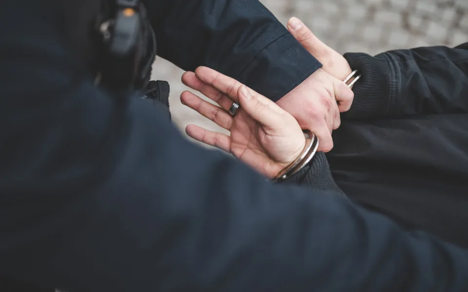 Recidivista z Českokrumlovska je obviněný ze 12 vloupání. Soud ho poslal do vazby