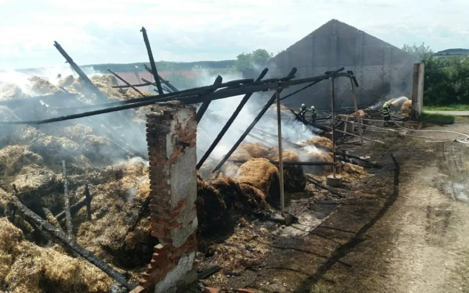 Škoda za necelý milion korun. Na Písecku shořel seník