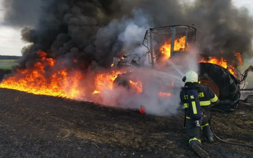 Břehov zahalil černý dým. Na louce za obcí lehl popelem traktor za miliony korun.