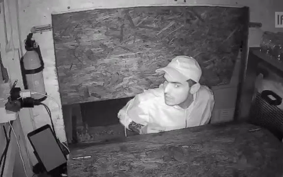 Při vloupání do stánku s občerstvením zachytila zloděje kamera. Pátrá po něm policie