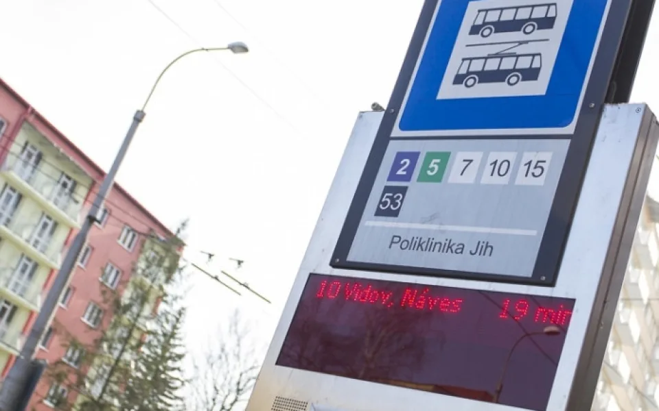 Panely informující o příjezdech vozů MHD od pondělí vypne modernizace palubního systému.
