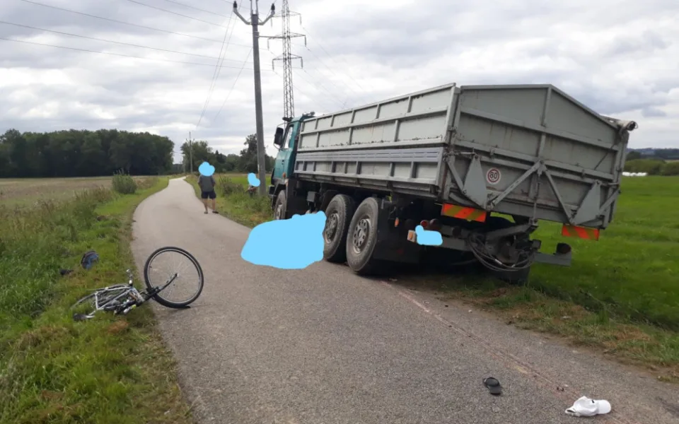 Starší cyklistka spadla pod zadní kola náklaďáku. Na místě zemřela