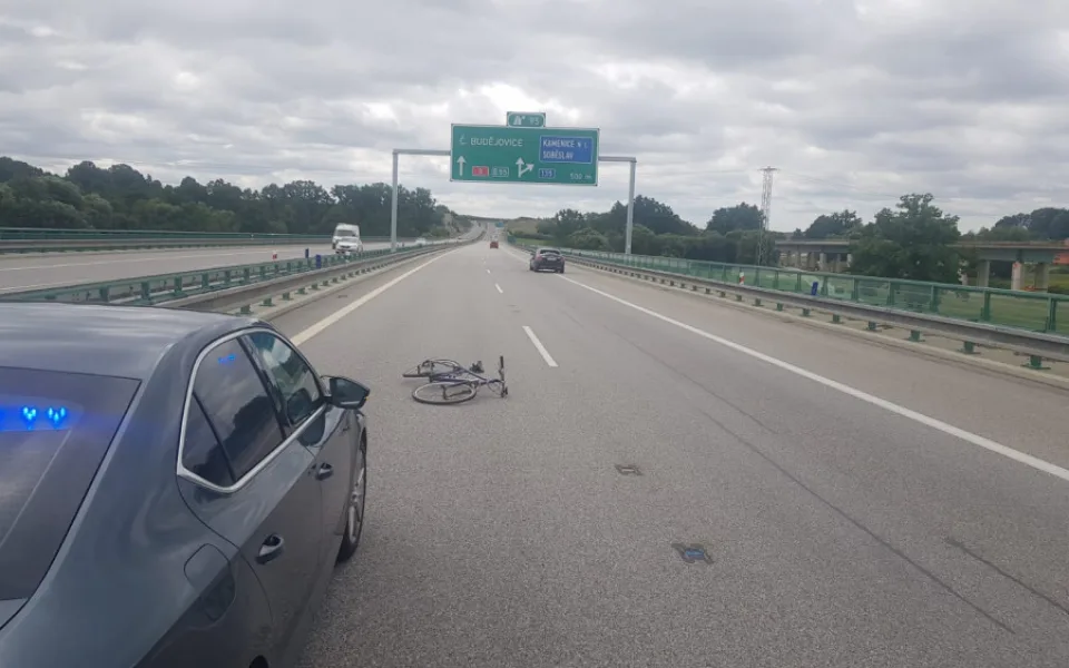 Řidiči upadlo na dálnici jízdní kolo z nosiče. Jen se štěstím nezpůsobilo žádnou nehodu.