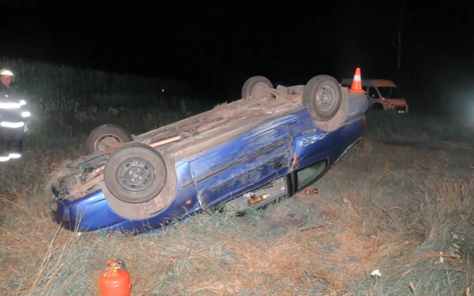 Opilá řidička vyjela mimo silnici, po nárazu do stromu skončilo její auto na střeše