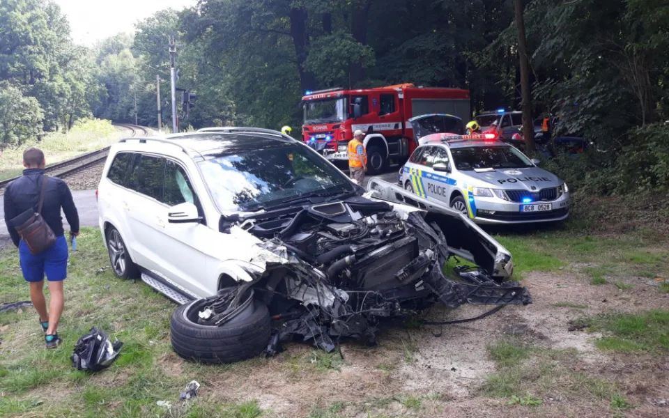 Další nehoda na železnici. U obce Hosín vjelo auto před rozjetý vlak