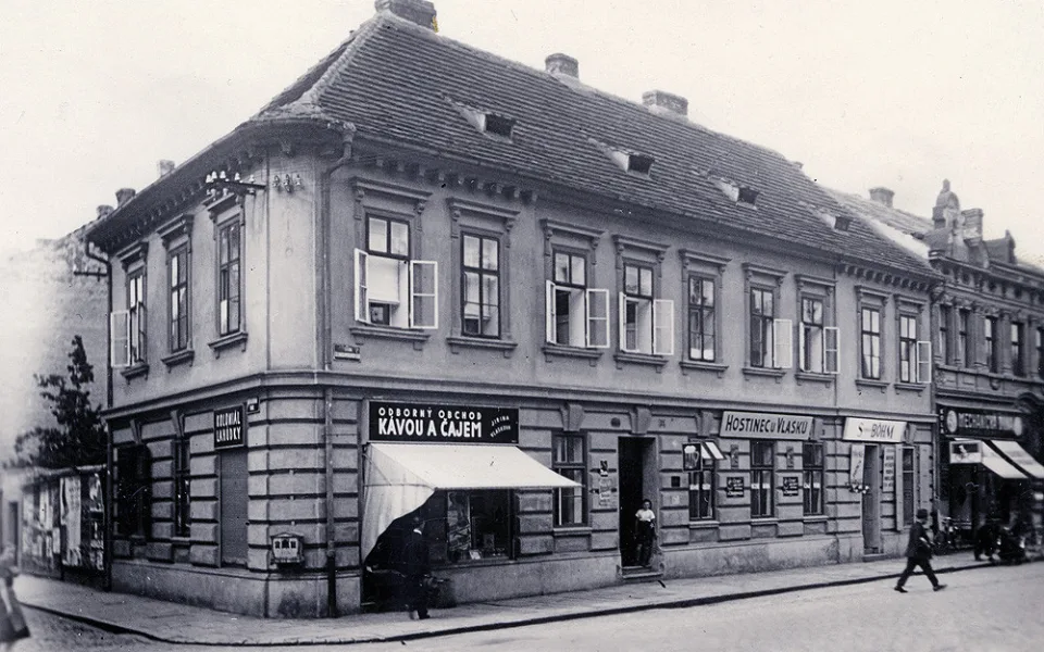 Hostinec U Vlášků na rohu Rudolfovské a Lipenské.