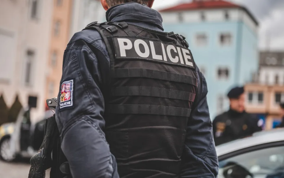 Šestatřicetiletý muž si spletl taxi službu s policejní služebnou. Chtěl odvézt domů