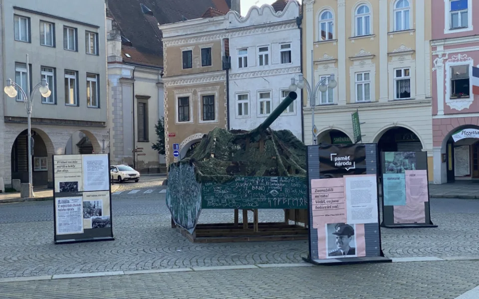 Maketa tanku T-54 připomíná v Č. Budějovicích okupaci z roku 1968
