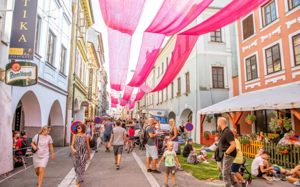 KULTURNÍ TIPY: Centrum zaplní pouliční umělci a výběrová káva, Jižní Block ovládne Kapitán Demo.
