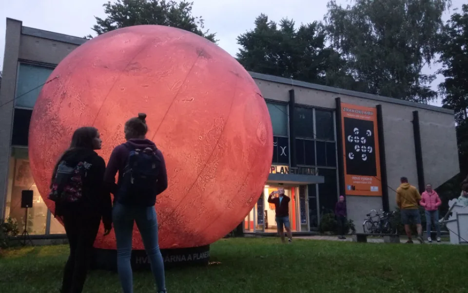 Mars na dotek ruky: Návštěvníci budějovické hvězdárny prozkoumávají Rudou planetu.