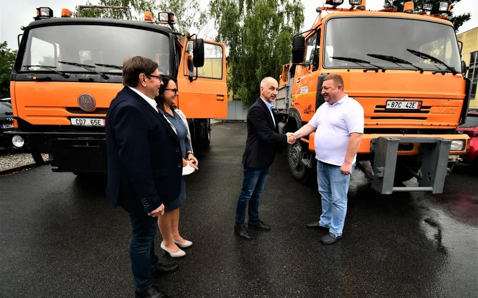 Představitelé Koločavy si z jihu Čech odvezli dva nákladní automobily