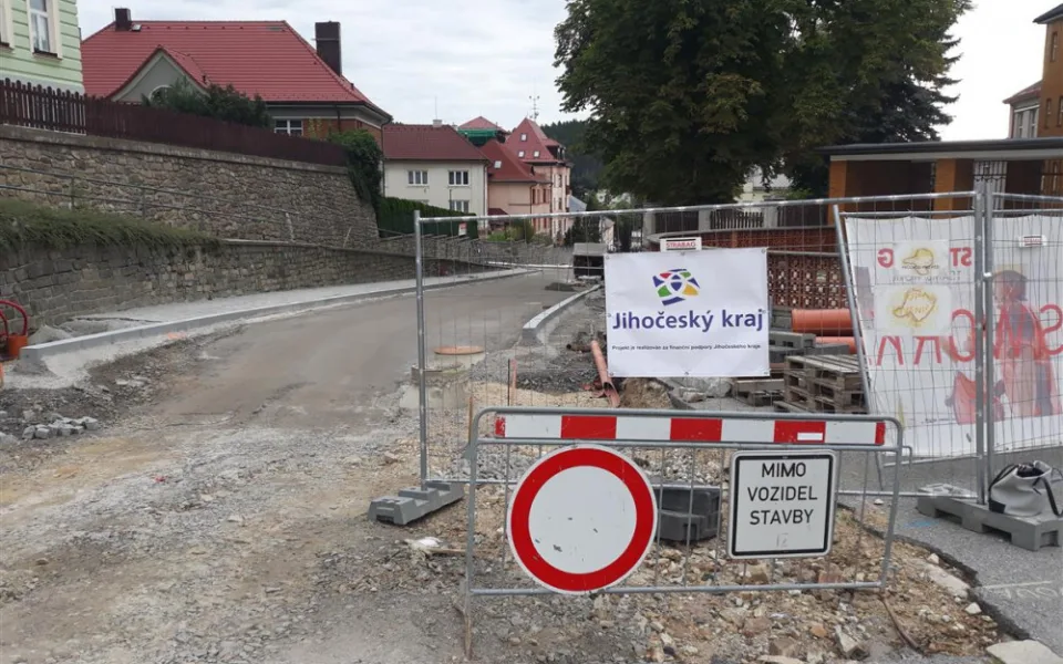 Vimperk opravuje páteřní silnici 1. máje za 70 milionů korun
