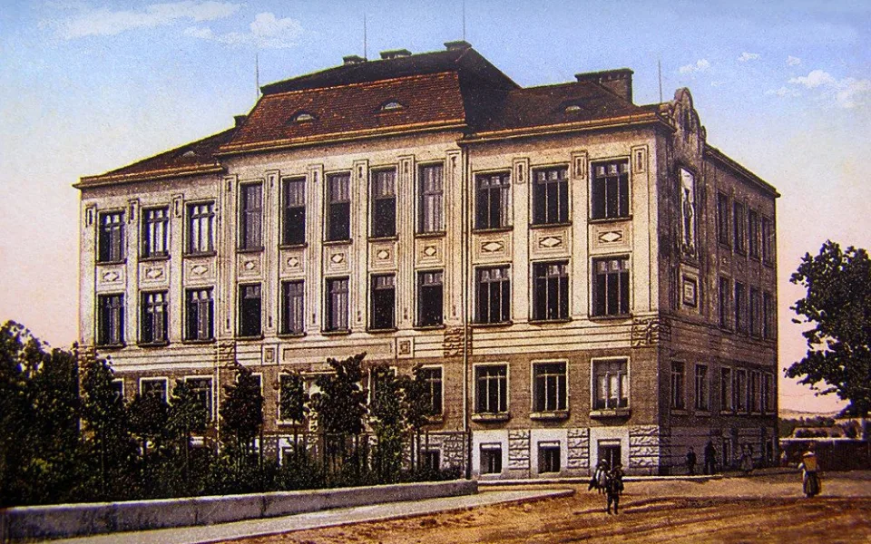 Secesní budova Obchodmí školy v Resslově ulici po roce 1908.