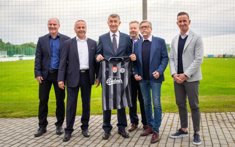 Premiér na Složišti s dresem Dynama nadzvedl fanoušky. Byli jsme požádáni radnicí, hájí se klub.