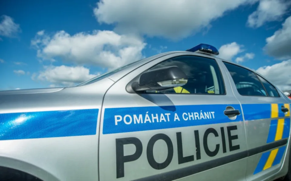 Zloději ukradli z obchodu elektroniku za necelých sto tisíc korun. Pátrá po nich policie