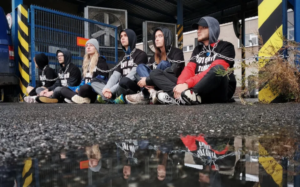 Aktivisté brání vjezdu do areálu jatek na Písecku. Řetězem se přivázali ke vjezdu