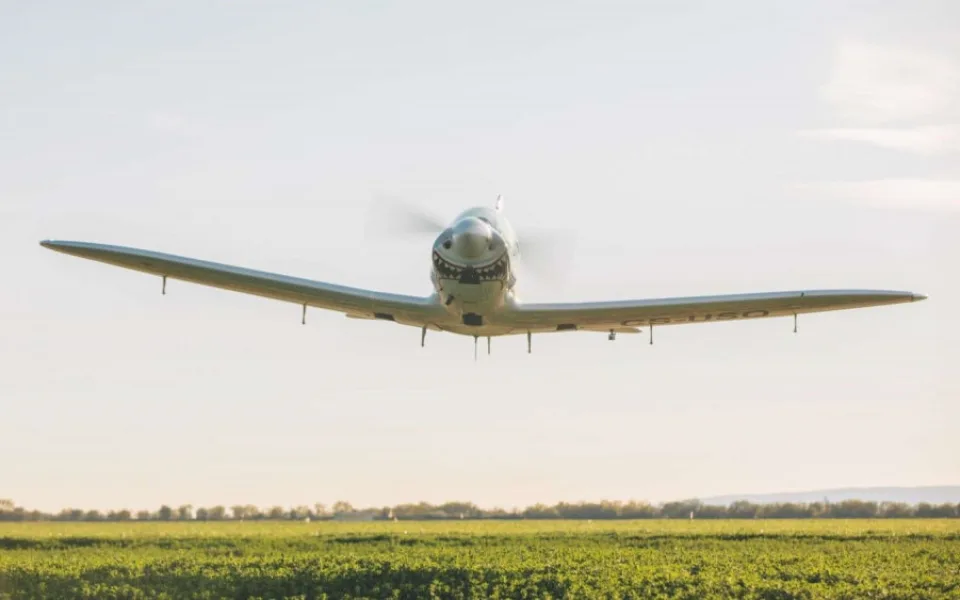 Devatenáctiletá pilotka se vydala na sólo let kolem světa. Na světový rekord zaútočí s česko-slovenským letounem Shark