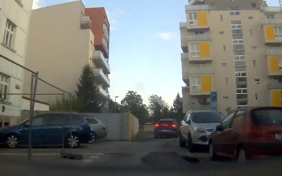Policie pronásledovala muže ulicemi Českých Budějovic.