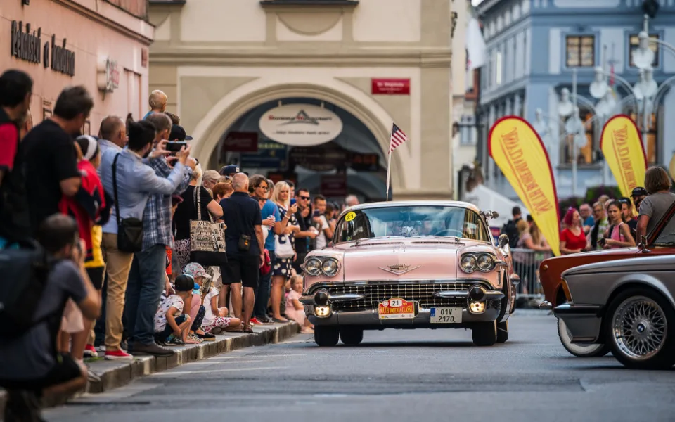 Veteránskou South Bohemia Classic pojede 160 posádek. Nejstarší vůz je z roku 1933