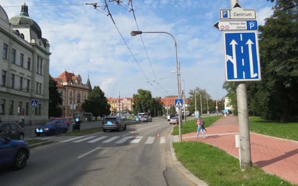 Ženu na přechodu pro chodce srazil řidič. Policie hledá svědky