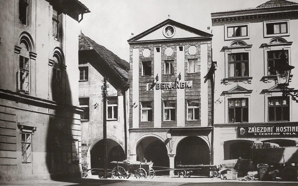 Firma F. Beránek, výroba a výčep lihovin v  Kněžské po roce 1930.