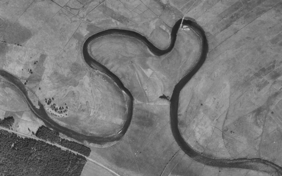 Meandr Vltavy, který připomíná meandr, se pod hladinou zachoval.