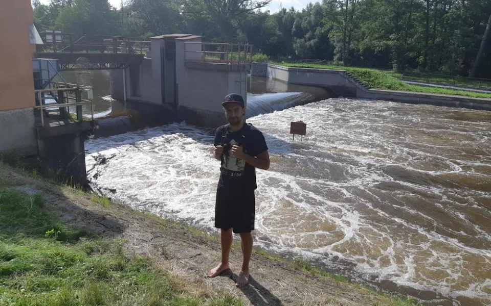 Policista skočil do vody a vytáhl topícího se muže