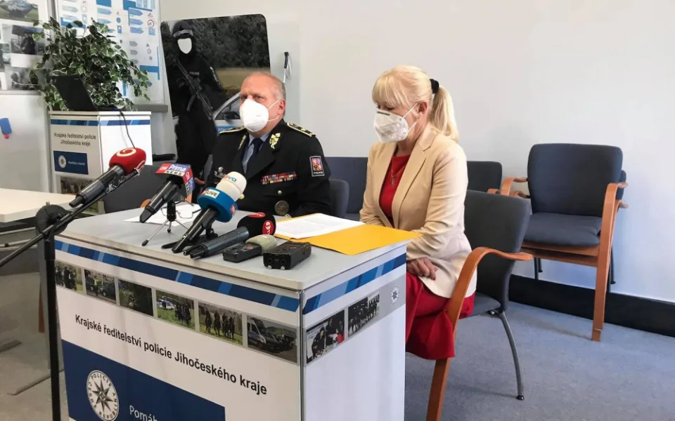 Policie zveřejnila podrobnosti k vraždě nedaleko Protivína. Na fotce je šéf jihočeské policie Luděk Procházka a vyšetřovatelka Renata Miková. Autor: Jakub Bartoš