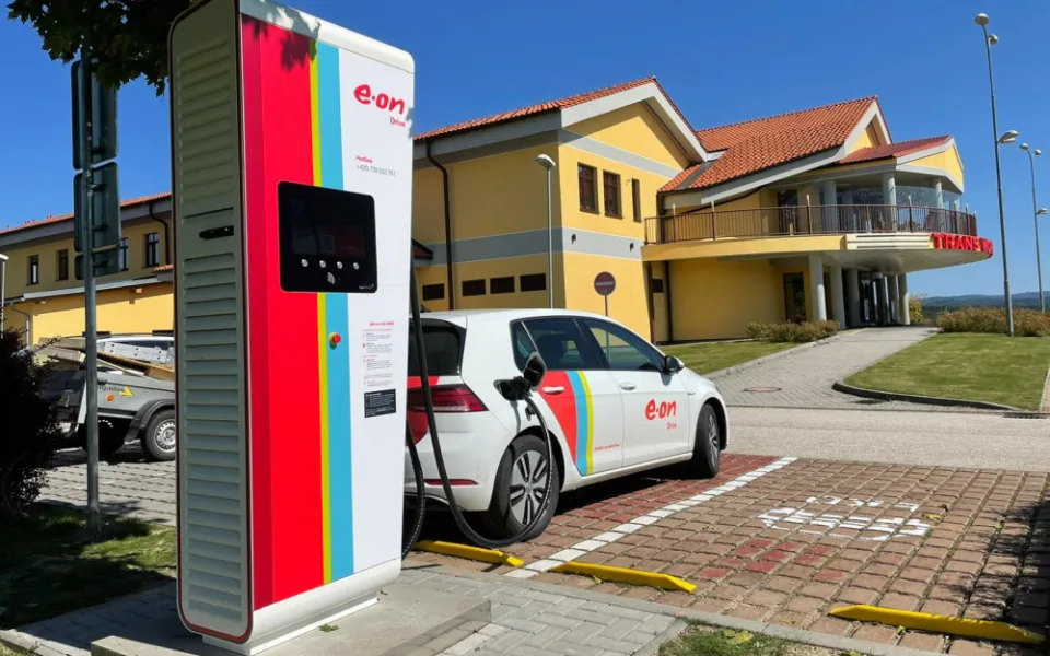 Energie na přechodu s Rakouskem. Společnost E.ON otevřela na Dolním Dvořišti rychlodobíjecí stanici
