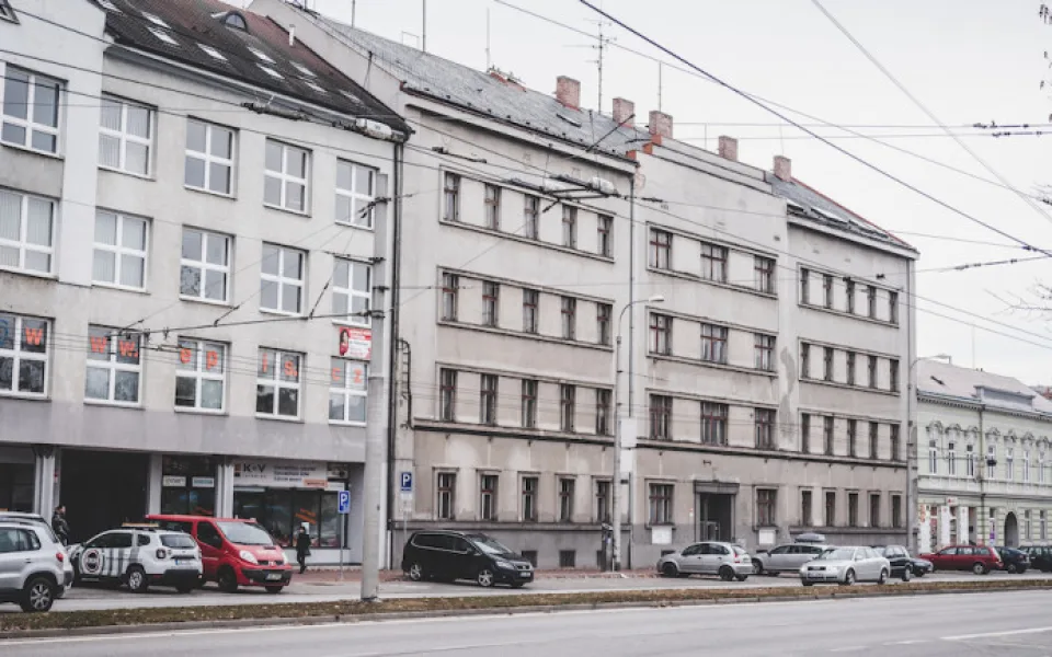 Dům, kde sídlila policie, stojí na Pražské třídě.