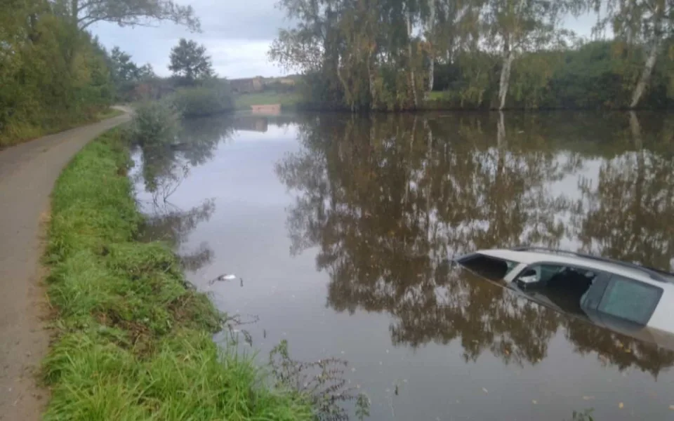 Dva muži vytáhli z auta řidiče, jehož auto se potápělo do rybníka.