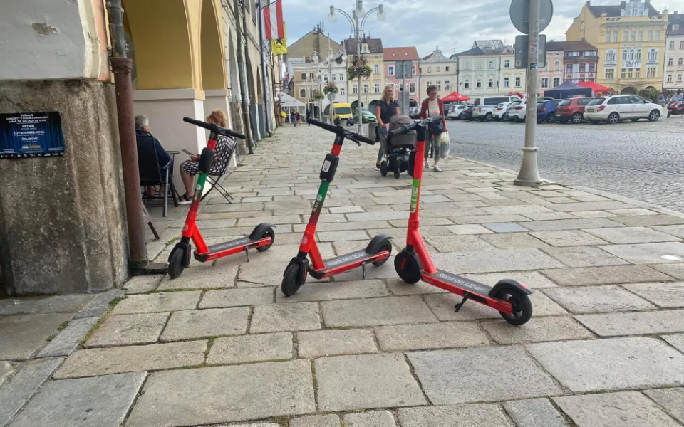 Elektrokoloběžky na budějovickém náměstí Přemysla Otakara II.