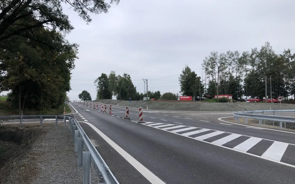 Křižovatka se nachází u Velešína na hlavním tahu z Českých Budějovic na Rakousko.