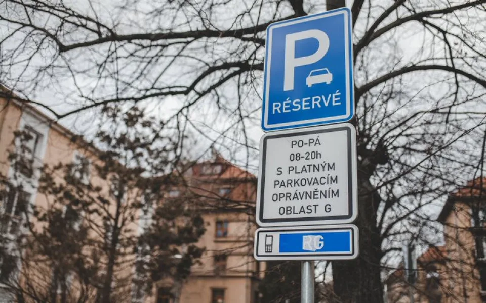 O parkovací oprávnění v nových zónách mohou lidé žádat od pondělí. Ostrý start přijde v novém roce