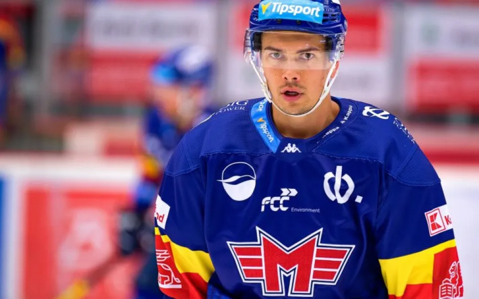 Kanadský obránce Stuart Percy.