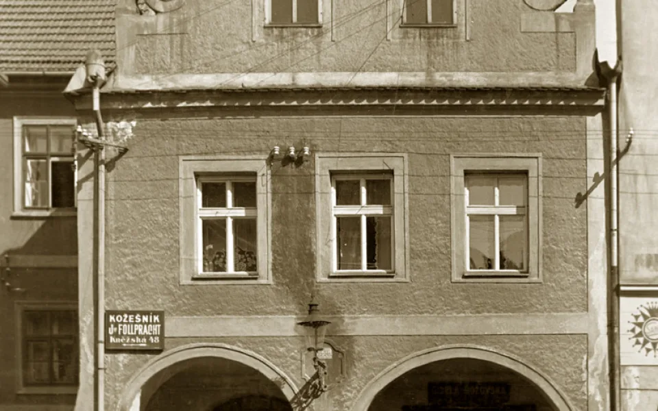 Barokní dům se starším jádrem v Kněžské 28 po roce 1930.
