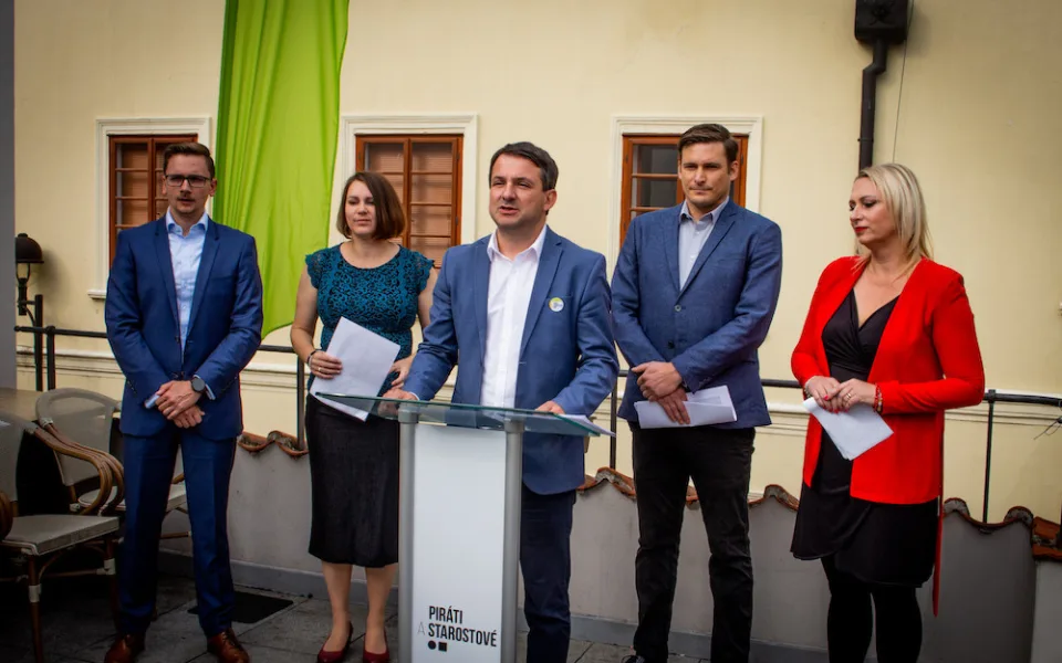 Piráti a Starostové chtějí vrátit naší zemi budoucnost