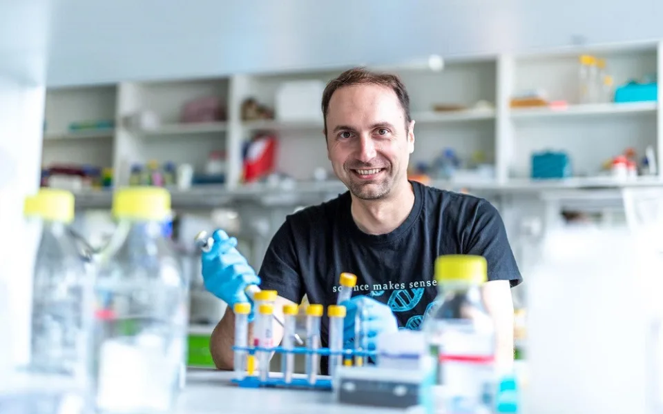Virolog Daniel Růžek z Biologického centra AV ČR.