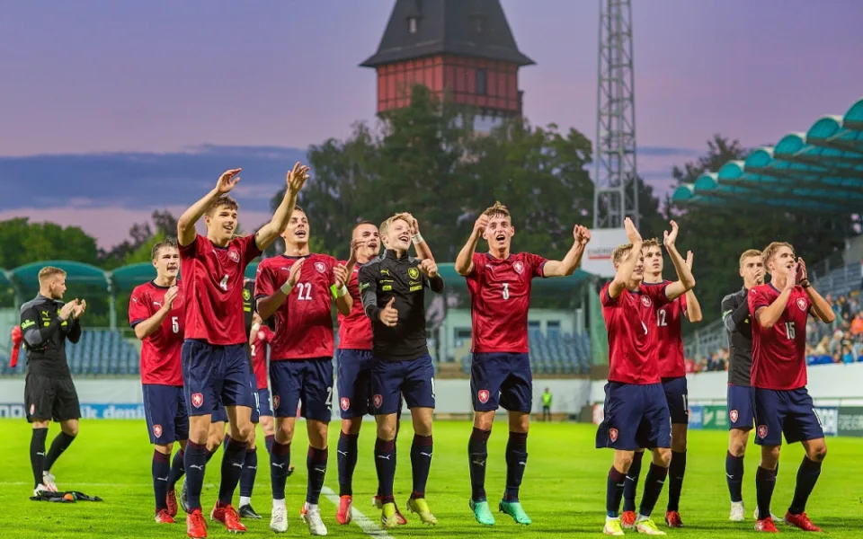 Česká reprezentace do 21 let slaví výhru nad Slovinskem.