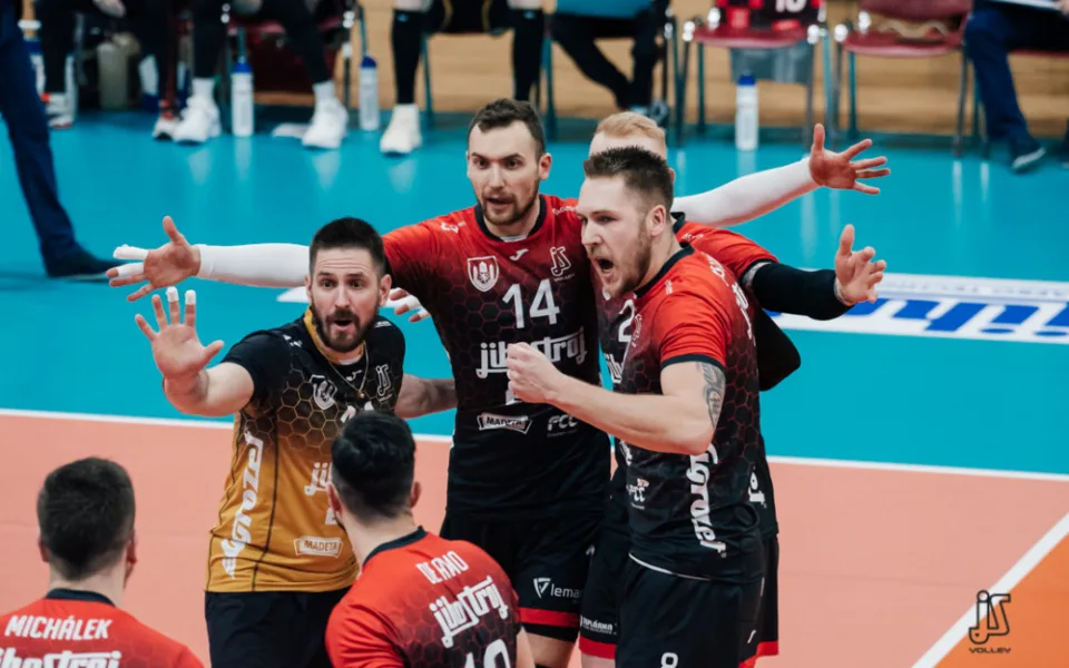 Filip Stoilovič (číslo 14)se raduje se spoluhráči.